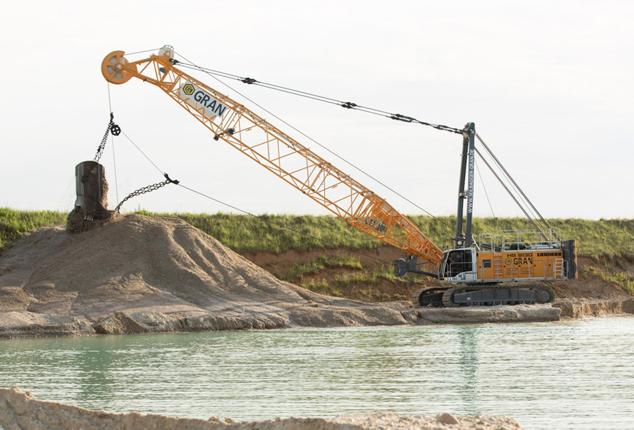 liebherr-hs-duty-cycle-crawler-crane-8130-dragline-excavation-12-950x650