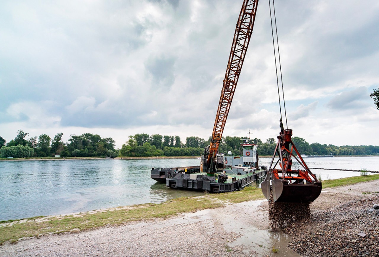 liebherr-duty-cycle-crawler-crane-hs-8030-dredging-01-960x650