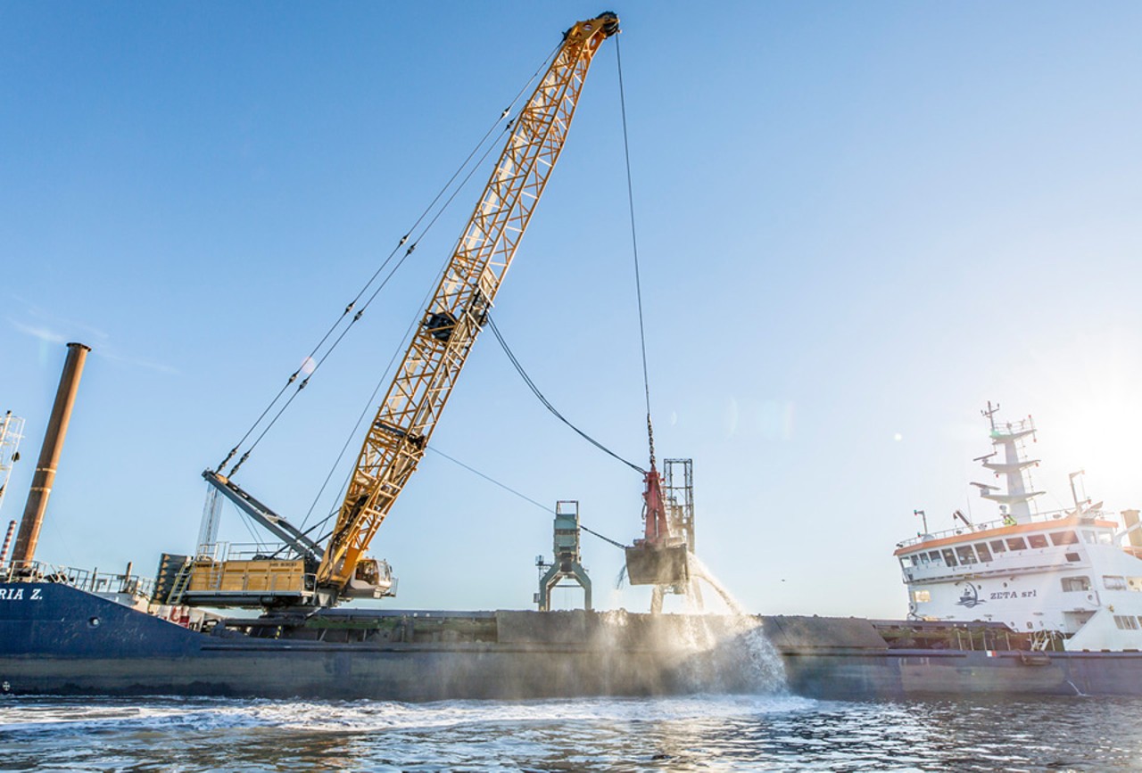 liebherr-duty-cycle-crawler-crane-hs-8030-dredging-05-960x650