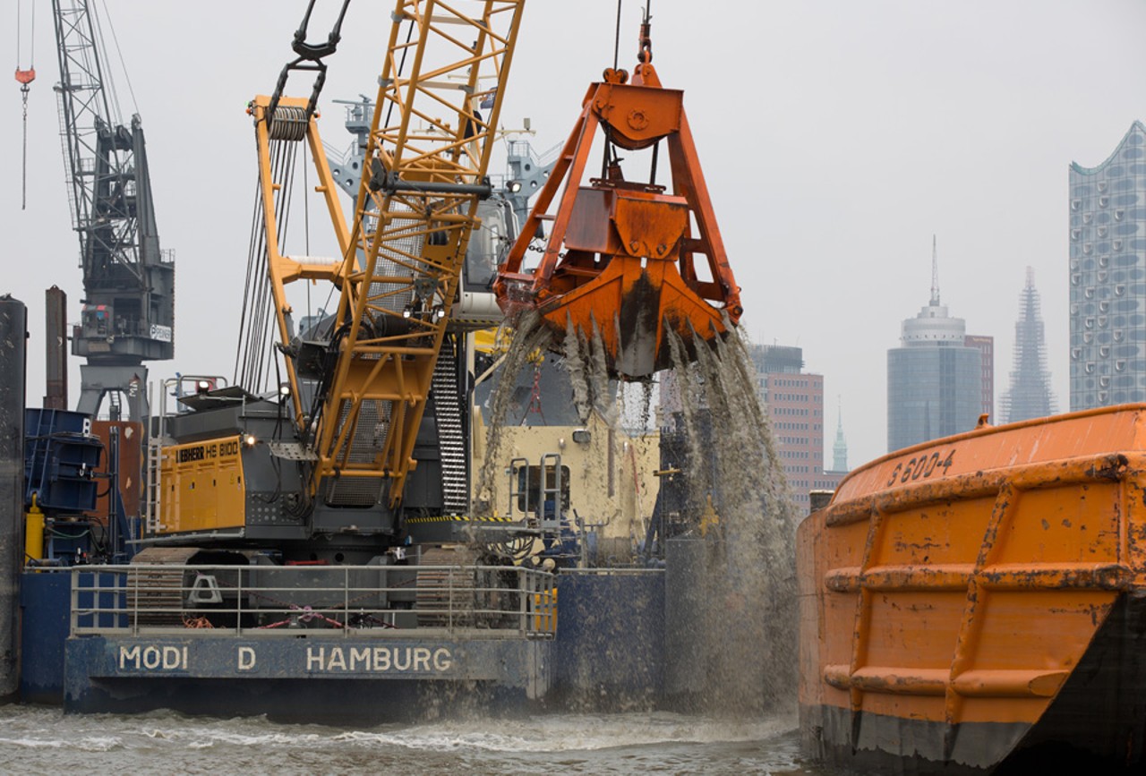 liebherr-duty-cycle-crawler-crane-hs-8100-dredging-01-960x650