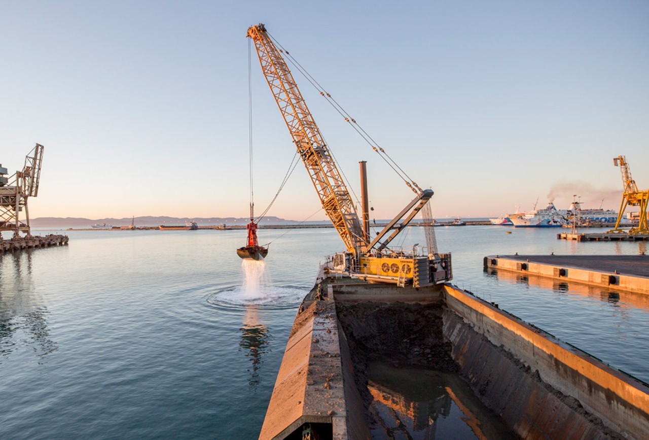 liebherr-hs-duty-cycle-crawler-crane-hs-8300-dredging-960x650