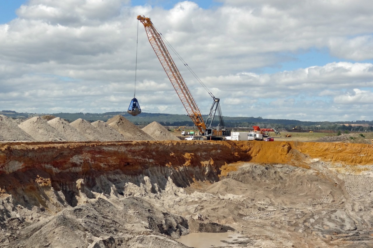 liebherr-HS-895-mining-dragline-sand-extraction-australia