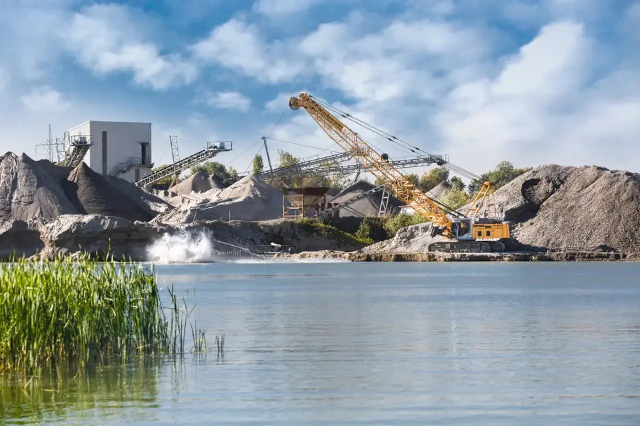 Duty cycle crawler crane dredges along the waterfront