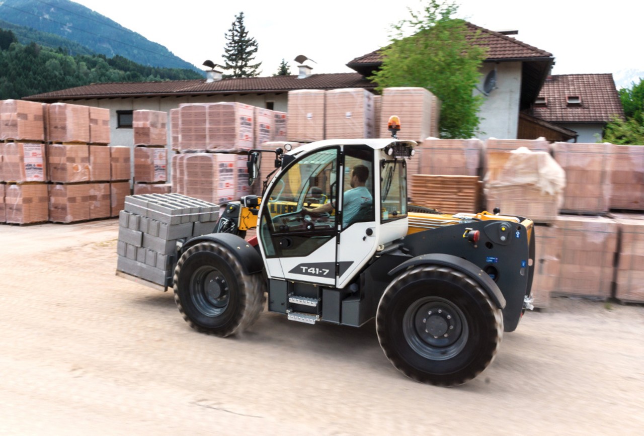 liebherr-telescopic-handler-driver_1-1