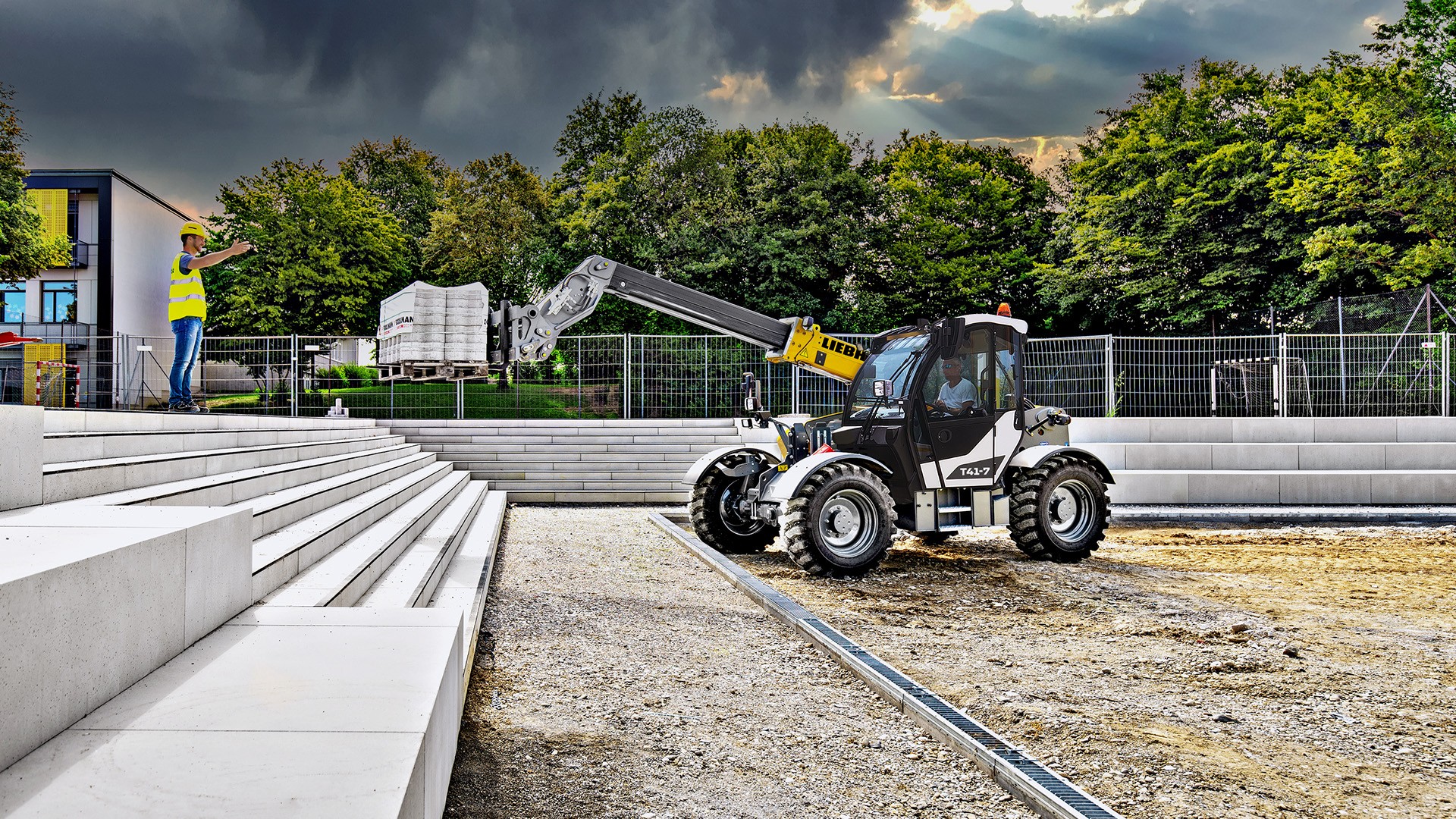 Transport von Steinen mit dem Teleskoplader im Gartenbau