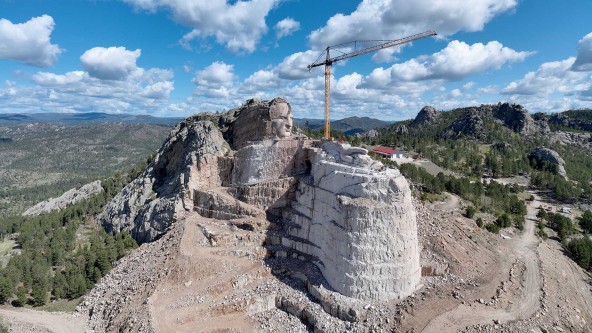 The face of Crazy Horse was completed in 1998 under direction of Ruth Ziolkowski. It stands 87 feet 6 inches high, over 27 ft higher than the Mount Rushmore President heads. The Crazy Horse Memorial advances with the help of Liebherr’s 1000 EC-H tower crane in Beyond State Lines magazine.