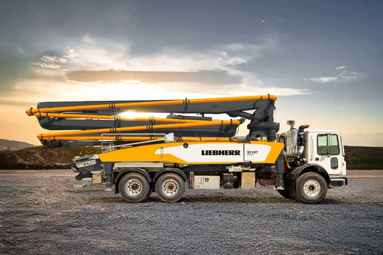 The MK 140-5.1E mobile construction crane is a five-axle model that provides high performance in a compact size. Thanks to the Hybrid Power Concept, which enables operation with site power, and the approval for HVO fuels, the crane is equipped for modern construction sites.