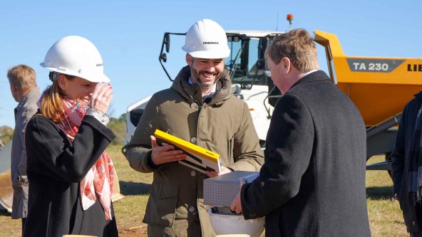 Philipp Liebherr and Sophie Albrecht presented the Governor of Mississippi with a special gift. Image of Philipp Liebherr and Sophie Albrecht presenting the Governor of Mississippi with a special gift.
