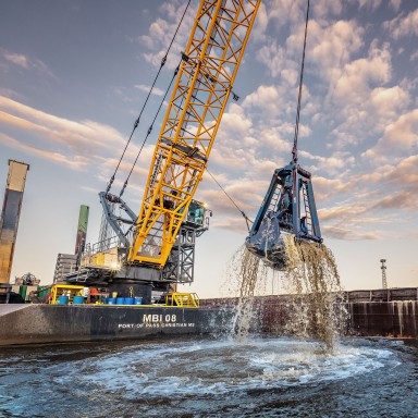 Dutra and Matthew Brothers operating a Liebherr HS8300 duty cycle crawler crane in Port Arthur, TX.