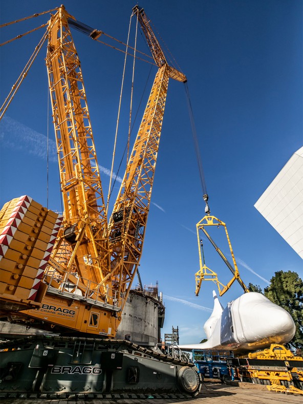 Bragg Crane uses the Liebherr LR 1750 to lift the Endeavor Space Shuttle at the Samuel Oschin Air and Space Center at the California Science Center.