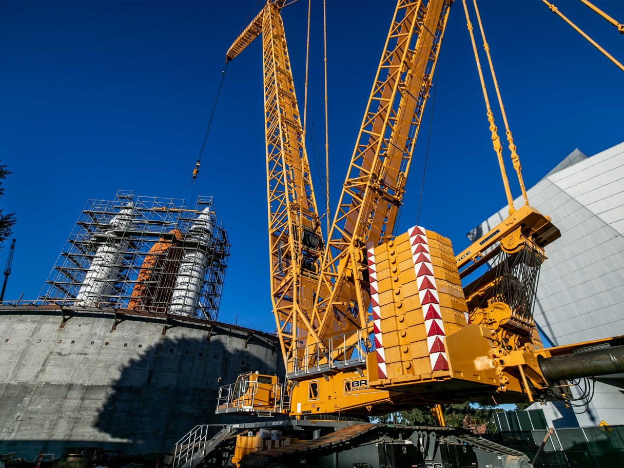 Bragg Crane uses the Liebherr LR 1750 to lift the Endeavor Space Shuttle stack at the Samuel Oschin Air and Space Center at the California Science Center.