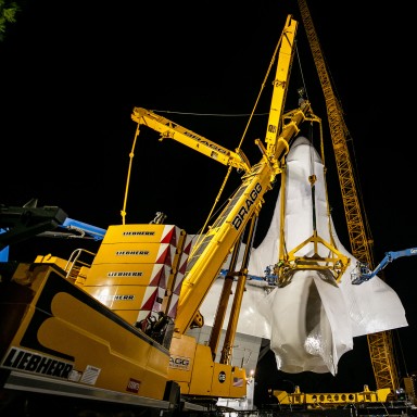 Bragg Crane uses the Liebherr LR 1750 to lift the Endeavor Space Shuttle at the Samuel Oschin Air and Space Center at the California Science Center.